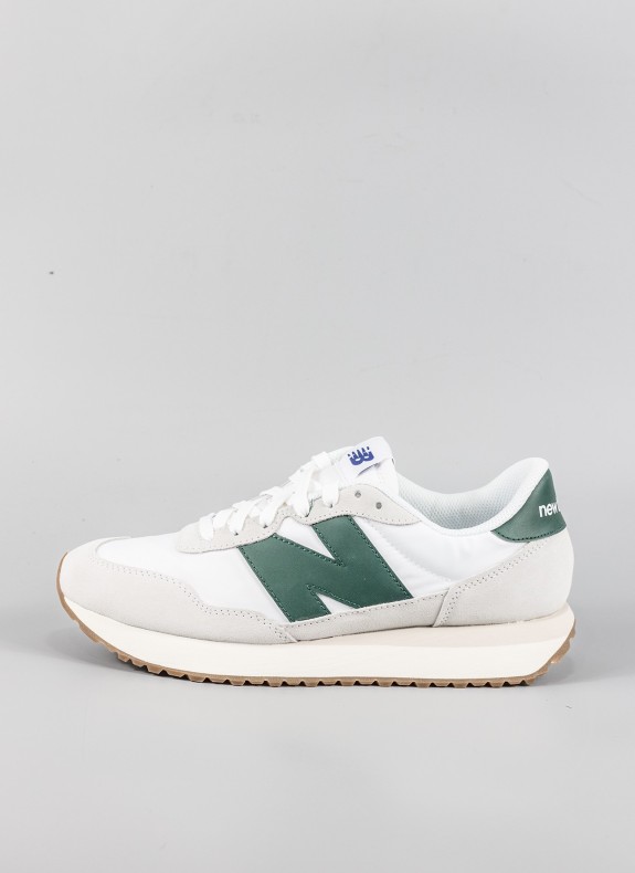 Zapatillas NEW BALANCE en color verde para hombre