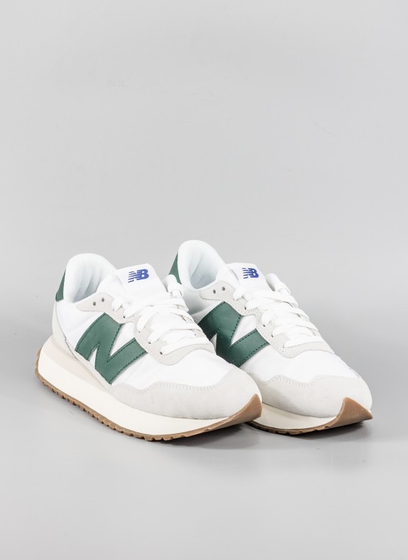 Zapatillas NEW BALANCE en color verde para hombre