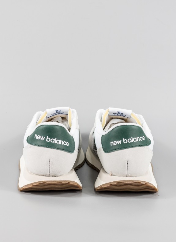 Zapatillas NEW BALANCE en color verde para hombre