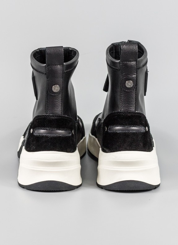 Bottines CARMELA de couleur noire pour femme.