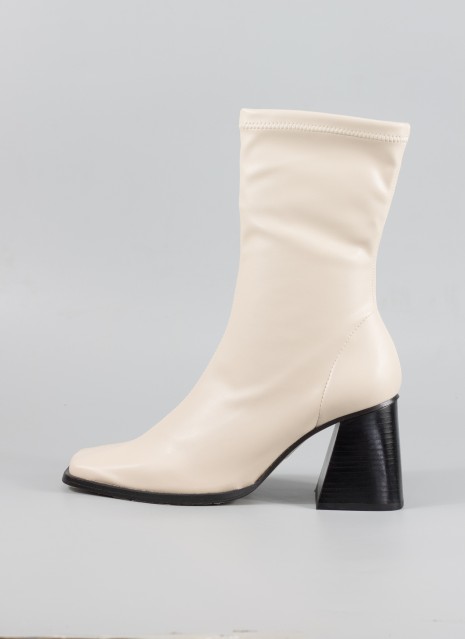 Bottines ANGEL ALARCON de couleur beige pour femme.