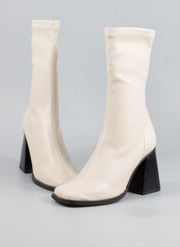 Bottines ANGEL ALARCON de couleur beige pour femme.