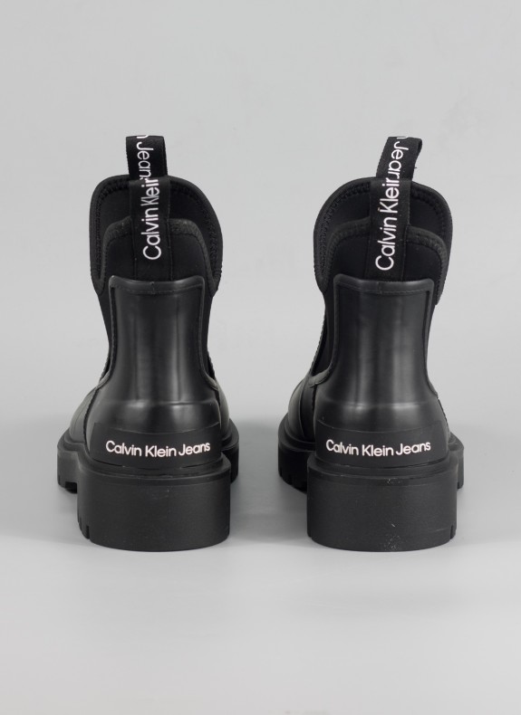 Bottines CALVIN KLEIN de couleur noire pour femme.