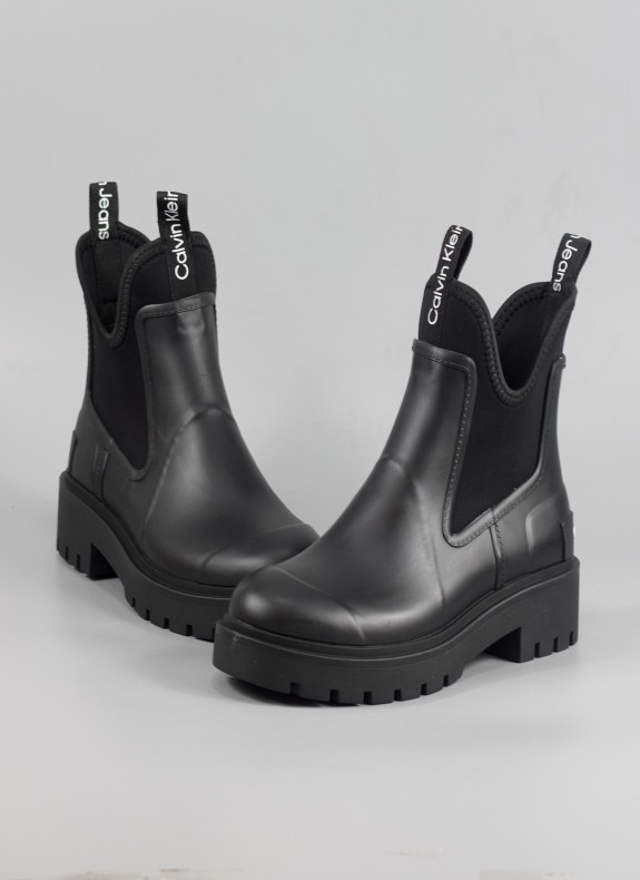 Bottines CALVIN KLEIN de couleur noire pour femme.