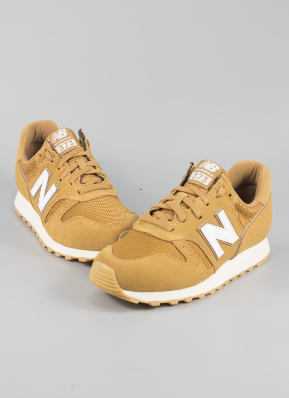 Zapatillas NEW BALANCE en color mostaza para hombre