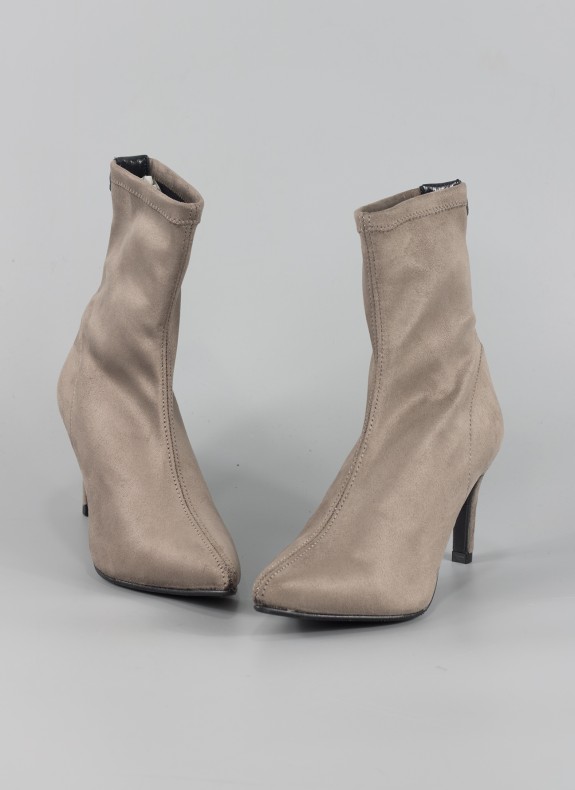 Bottines KESLEM en couleur taupe pour femme.