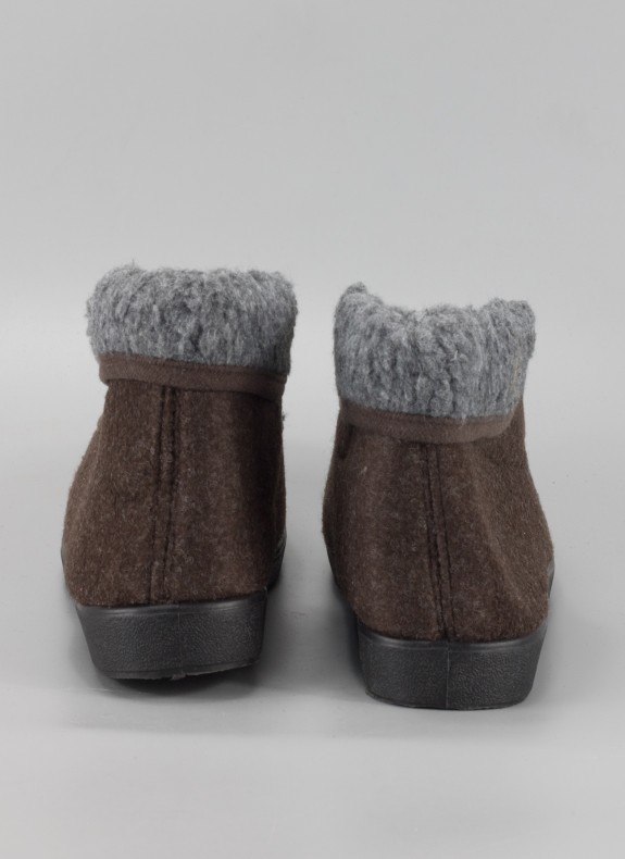 Chaussons KESLEM de couleur marron pour homme