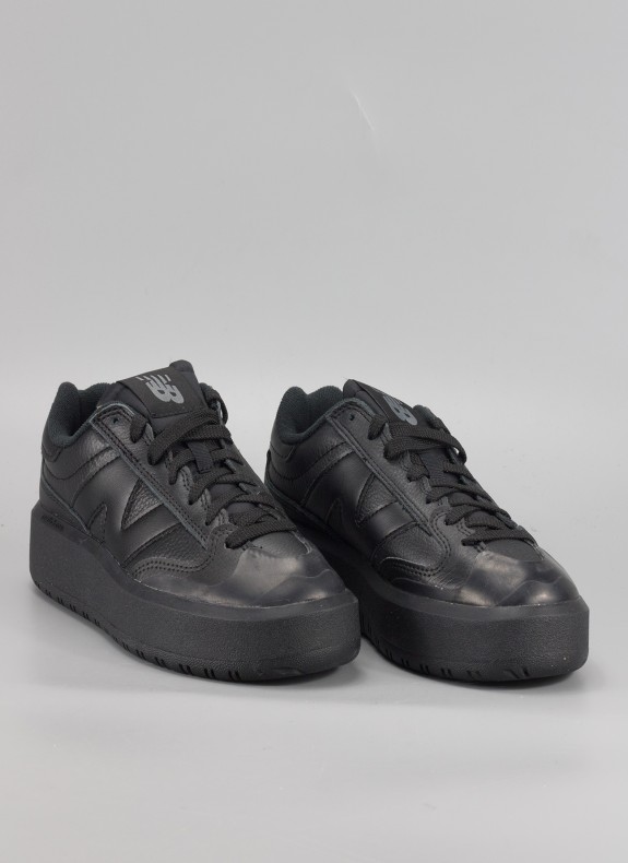 Zapatillas NEW BALANCE en color negro para mujer