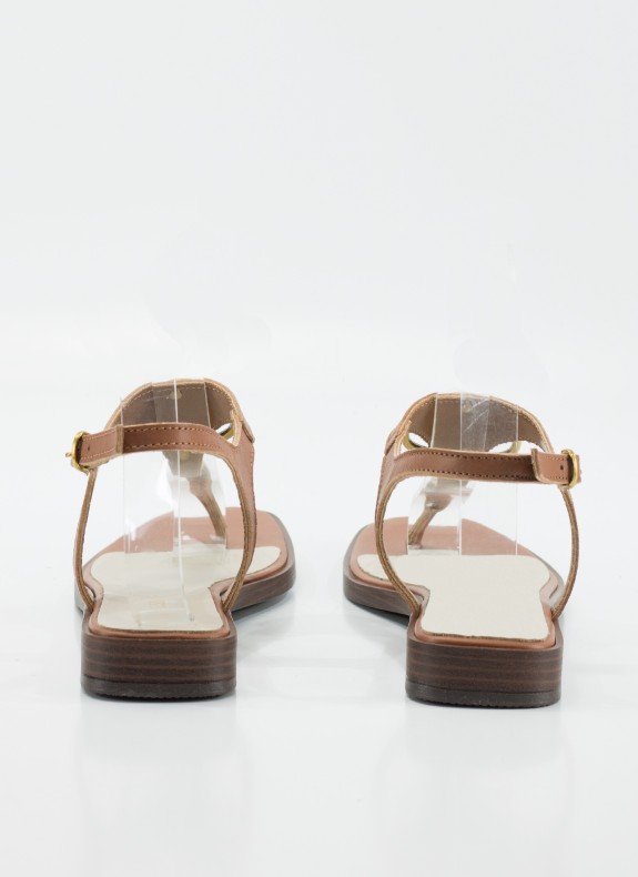 Sandalia GUESS en color cuero para mujer