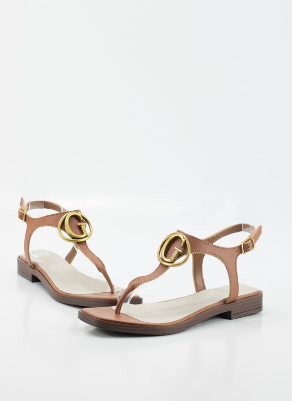 Sandalia GUESS en color cuero para mujer