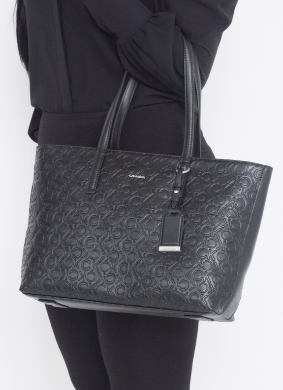 BOLSO CALVIN KLEIN CK MUST SHOPPER MD - EMB MONO NEGRO