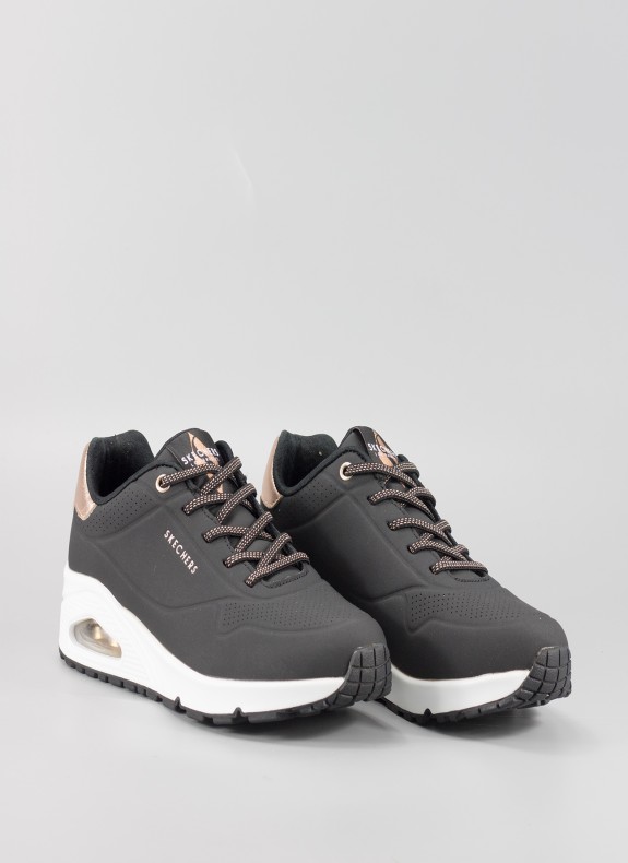 Chaussures SKECHERS en couleur blk pour femme.
