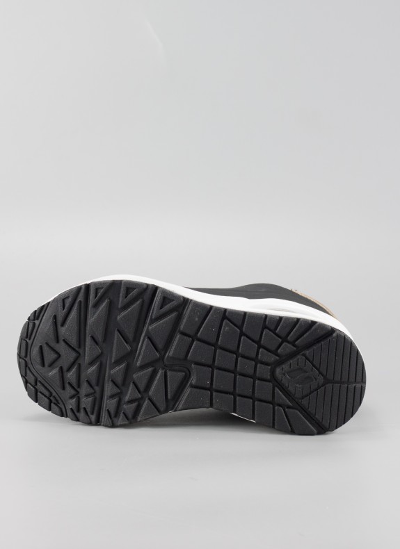 Zapatillas SKECHERS en color blk para mujer