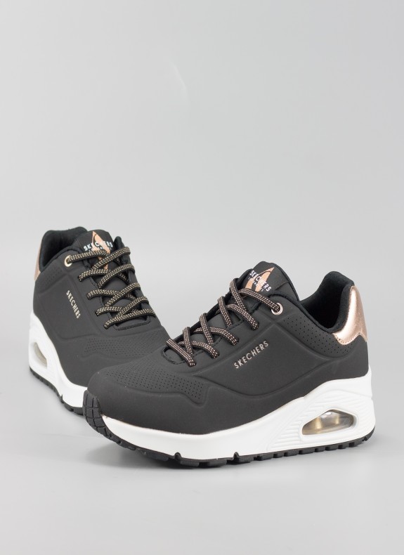 Chaussures SKECHERS en couleur blk pour femme.
