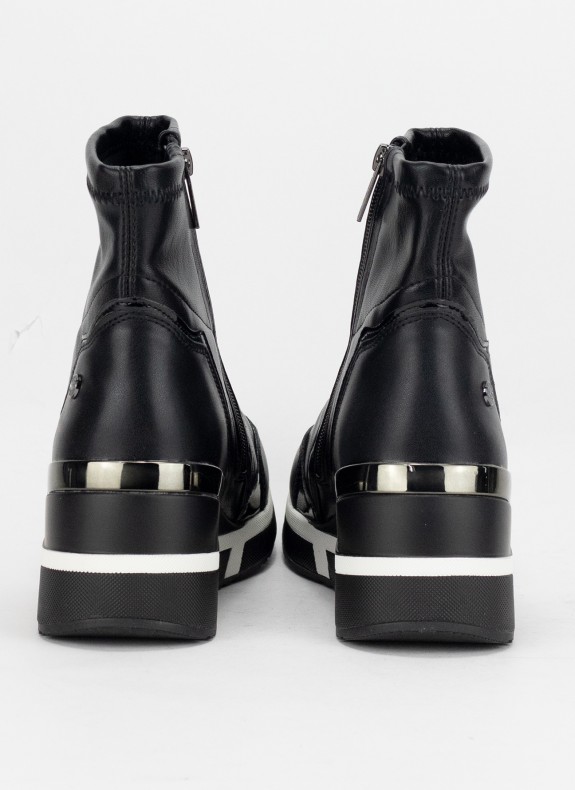 Botines XTI en color negro para mujer