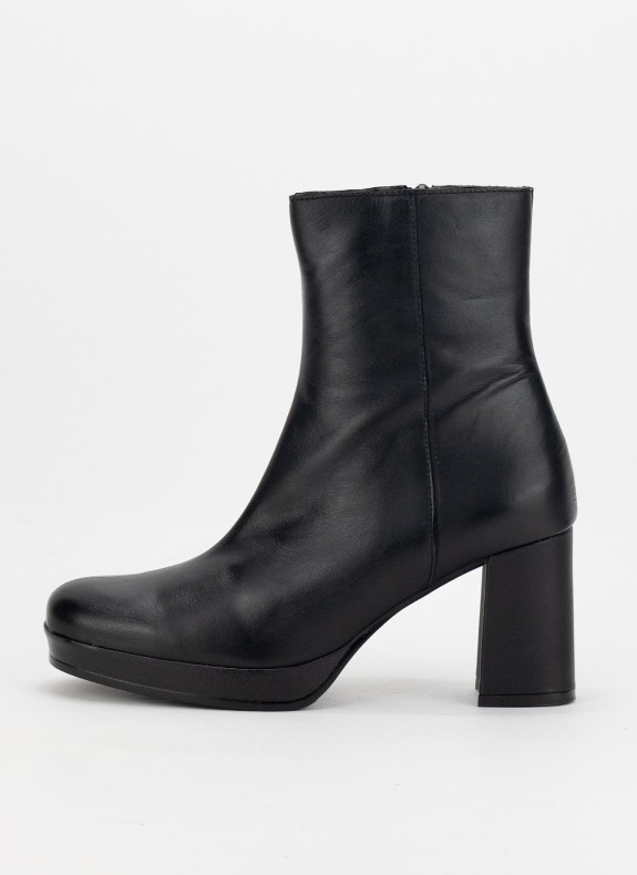 Bottines DESIREE SHOES en couleur noir diana pour femme.
