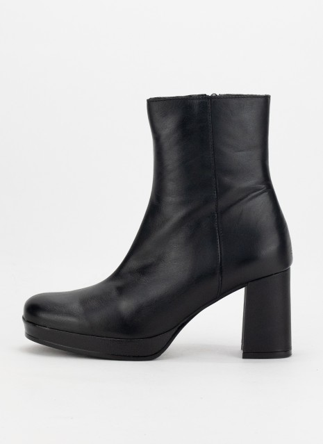 Bottines DESIREE SHOES en couleur noir diana pour femme.