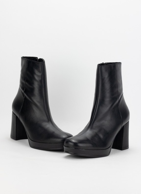 Bottines DESIREE SHOES en couleur noir diana pour femme.