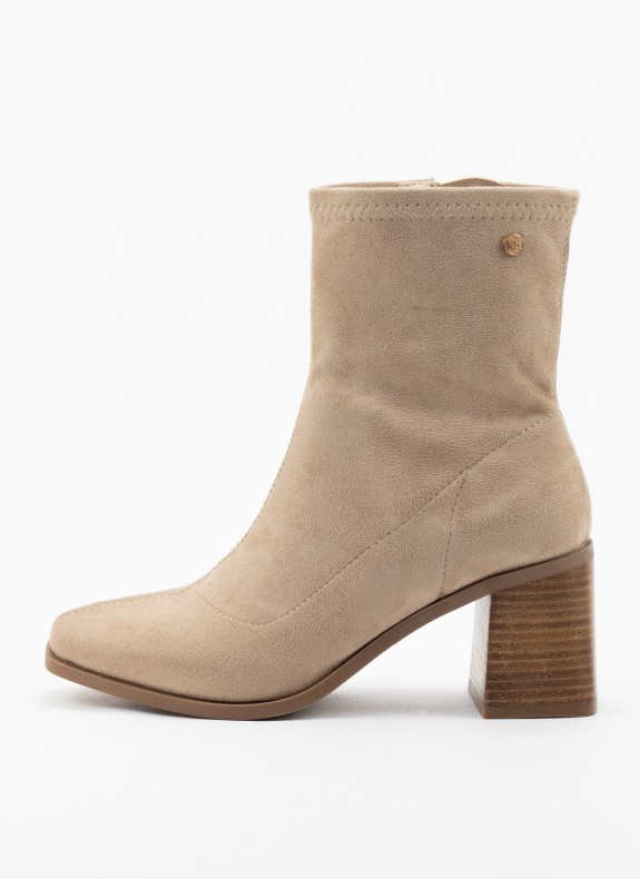 Botines XTI en color beige para mujer