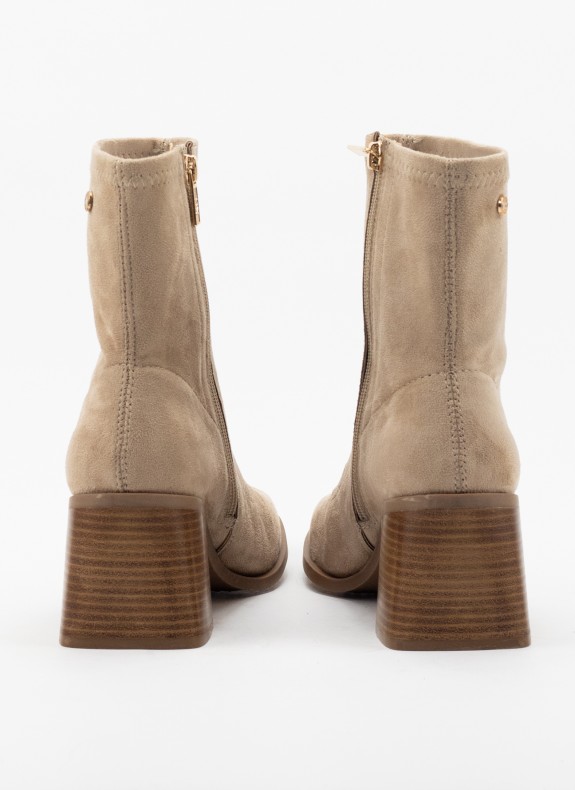 Botines XTI en color beige para mujer