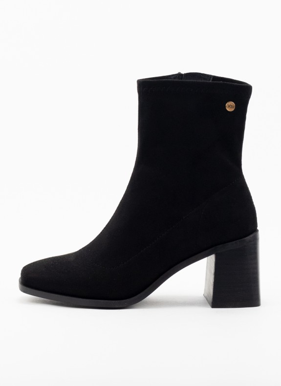 Botines XTI en color negro para mujer