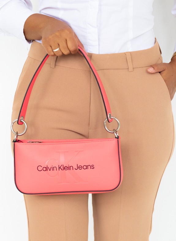 BOLSO CALVIN KLEIN SCULPTED SHOULDER POUCH25 MONO ROSA