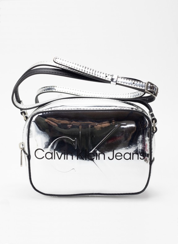 Bolso Calvin Klein Sculpted Camera Bag18 Mono S plata