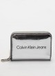 Cartera Calvin Klein Sculpted Med Zip Around Mono S plata
