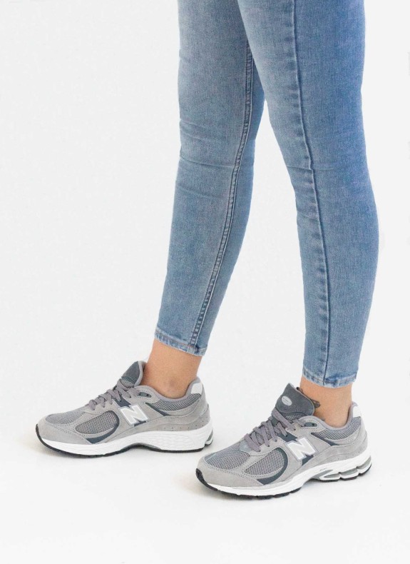 Baskets New Balance M2002 grises