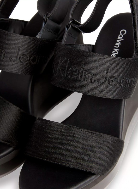 Sandales à talons compensés Calvin Klein Webbing en MR noir