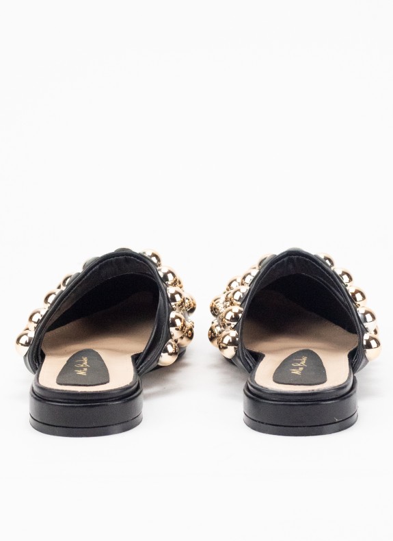 Zueco com Tachuelas Doradas para Mulher em Cor Preto