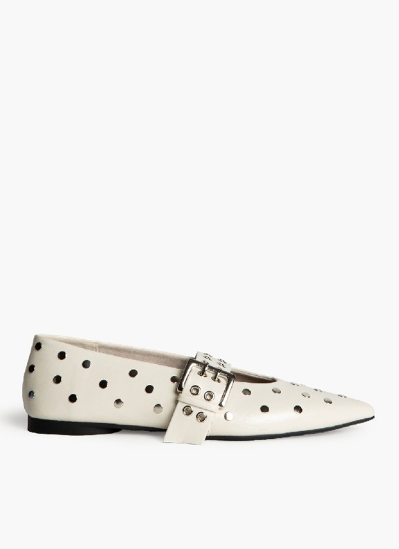 Chaussure à Clous et Boucle pour Femme en Couleur Beige