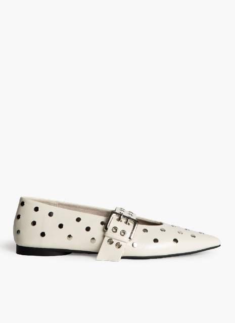 Chaussure à Clous et Boucle pour Femme en Couleur Beige