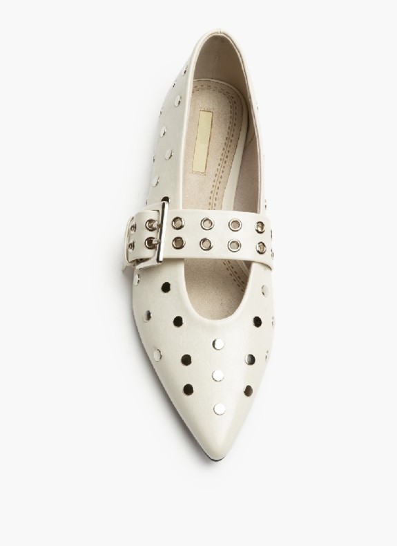 Chaussure à Clous et Boucle pour Femme en Couleur Beige