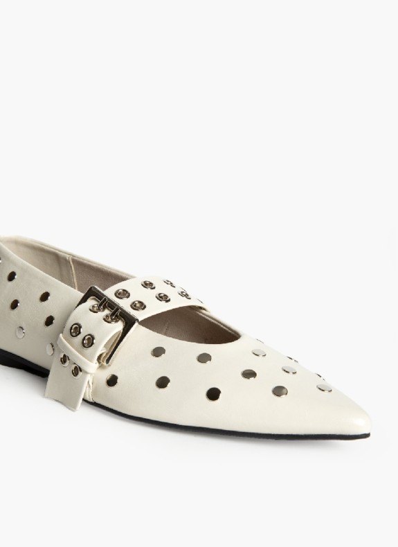 Schuh mit Tachuelas und Schnalle für Damen in Beige Farbe
