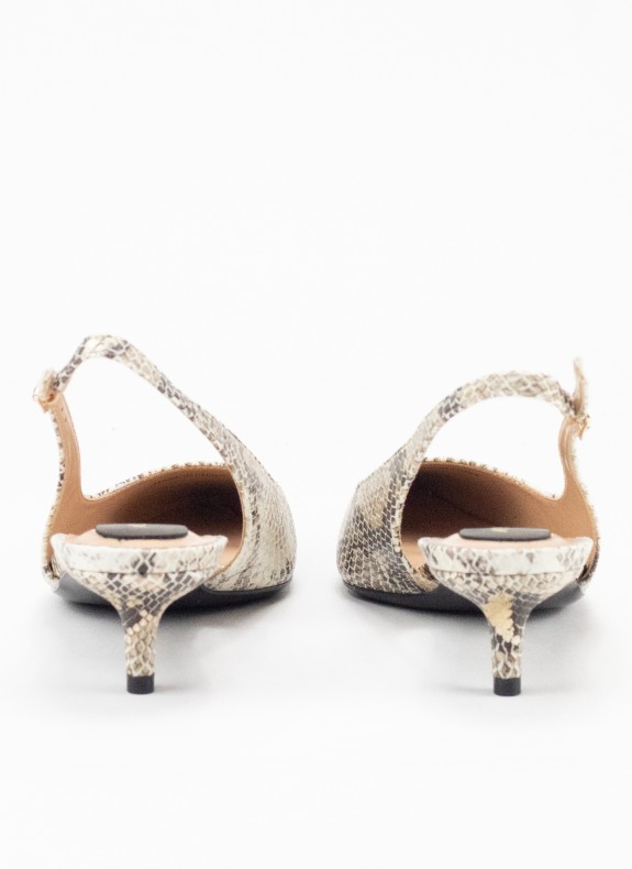 Fallen Schuh mit Frauen stilvolle Schlange