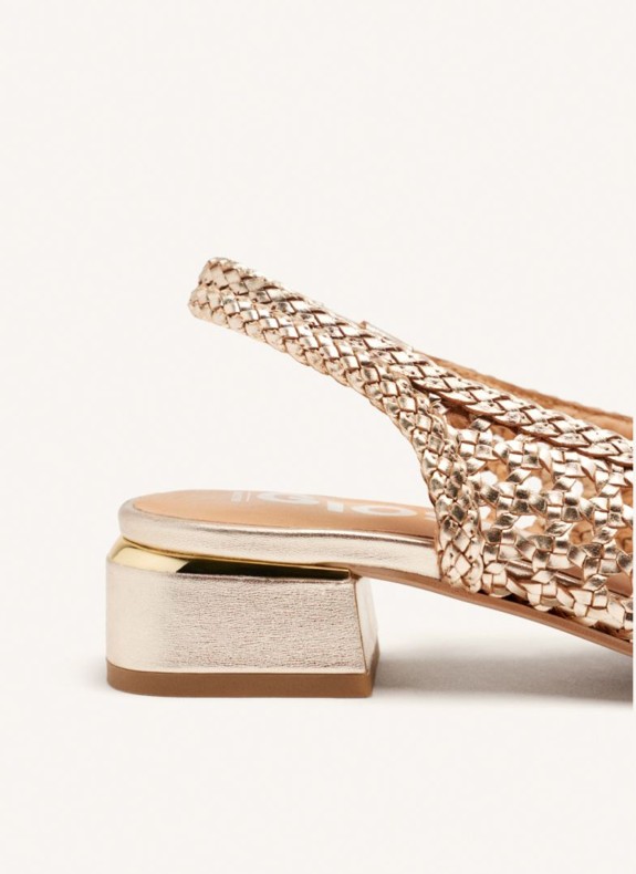 Gioseppo Piskove oro ballerino fiancheggiato