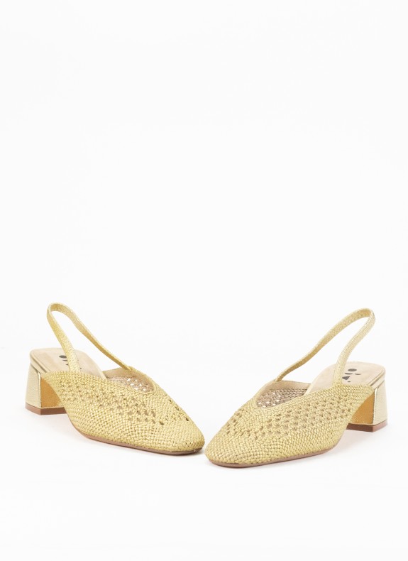 Destillierter Schuh mit Frauenschuh in Gold Farbe