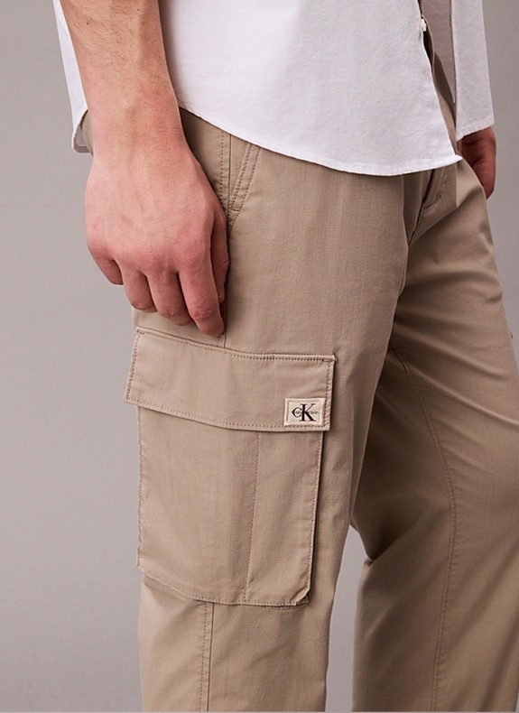 Je suis désolé, mais le texte "SKNNY ELSTC RPSTP" ne semble pas être en espagnol ou avoir un sens clair à traduire en français. 