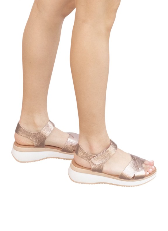 Sandalia de Piel con Cuña para Mujer en Color Oro