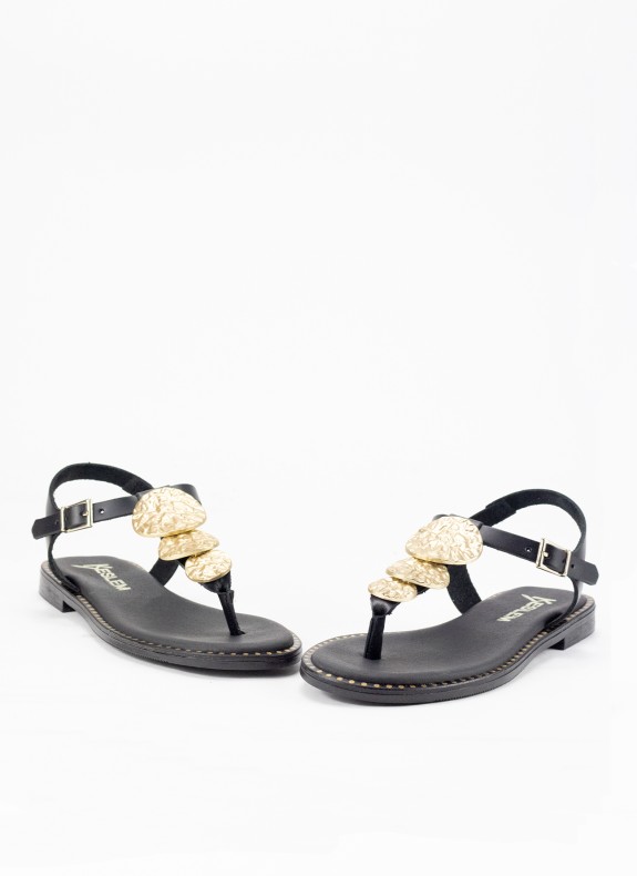 Sandale plate en cuir pour femme de couleur noire avec des clous dorés