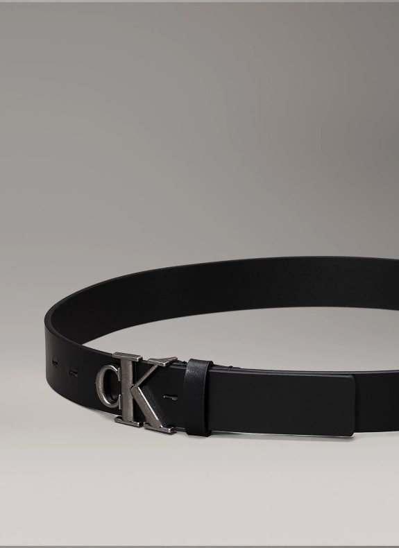 MONOGRAMM BUCKER 35MM