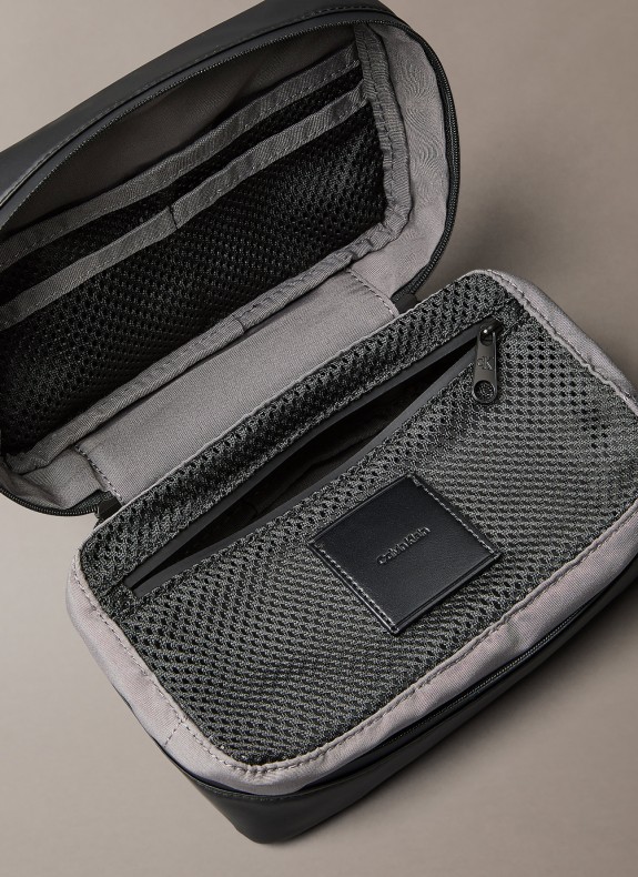 UTILITY DOPP KIT W/ HANGER