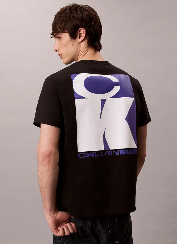 SS 20S TC CK STACK GRAPHIC TEE