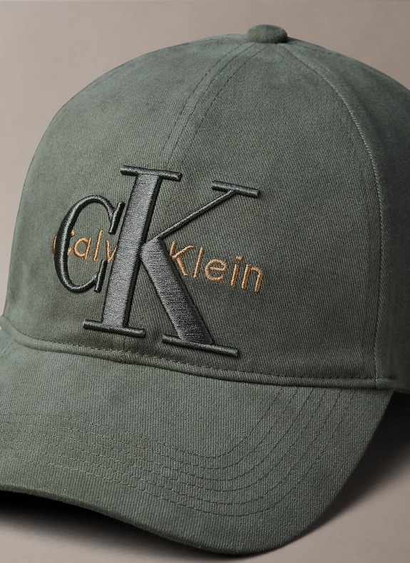 LARGE LAYERED MONOLOGO CAP