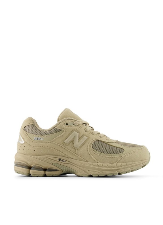Zapatillas New Balance 2002R en color camel para mujer