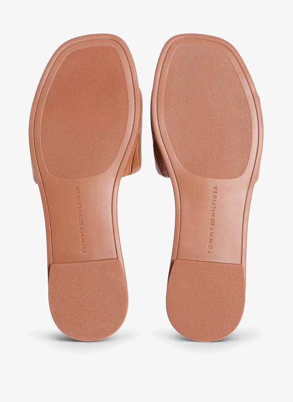 Sandálias Tommy Hilfiger Th Logo Hardware Leather Mule em cor de couro para mulher