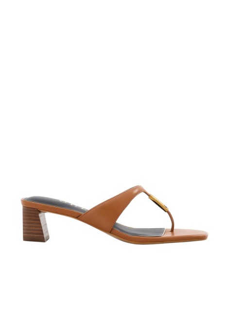 Sandalia Guess Yaiza en color marrón para mujer