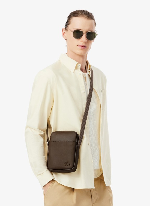 Sac bandoulière vertical Lacoste Classic Camera en cuir pour homme