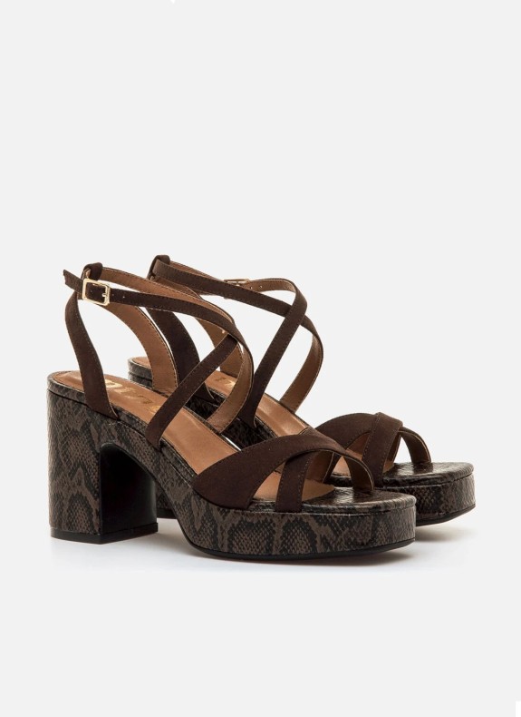 Sandalia Mustang 56649 en color marrón para mujer